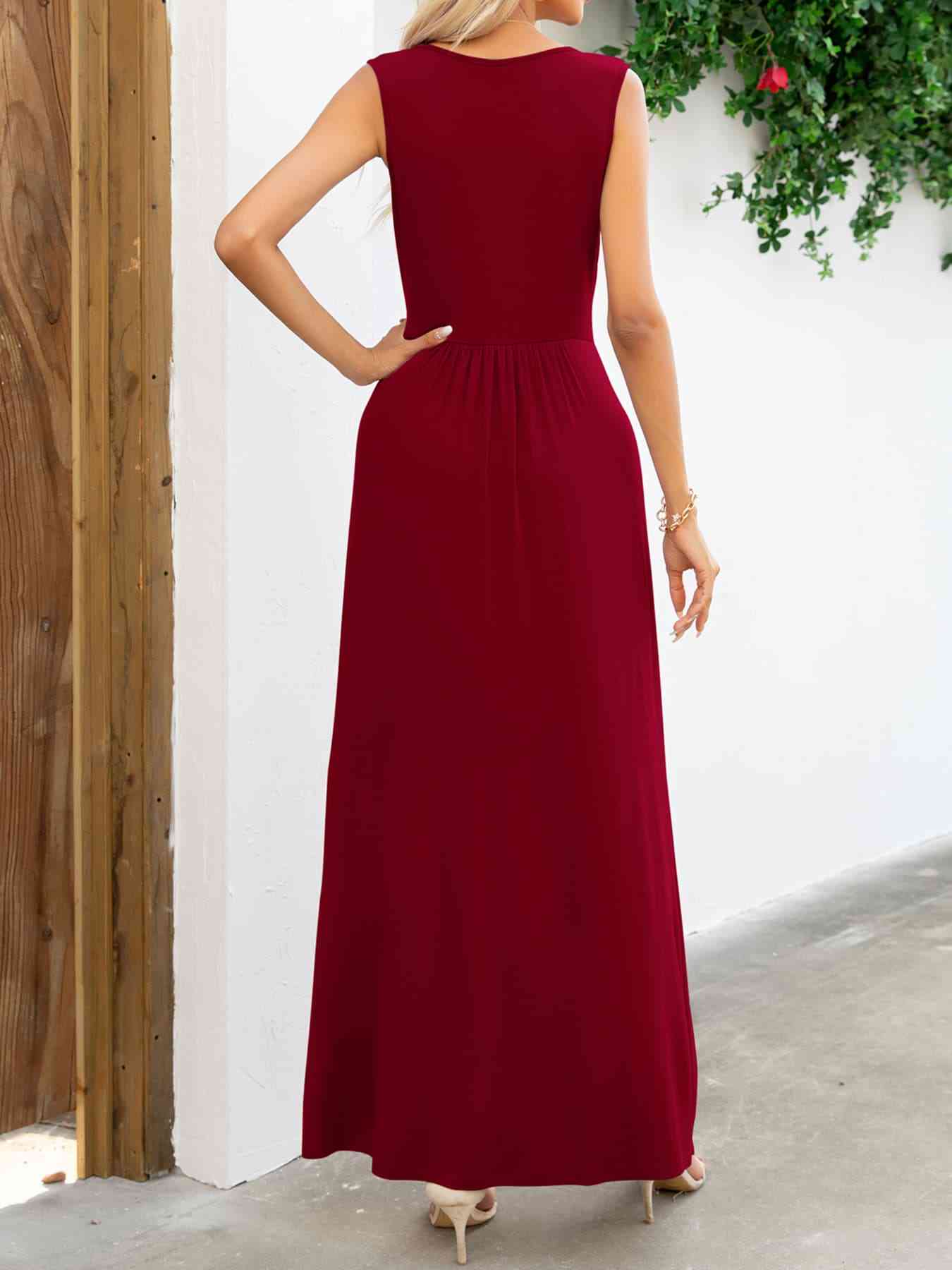 Robe longue sans manches à col surplis