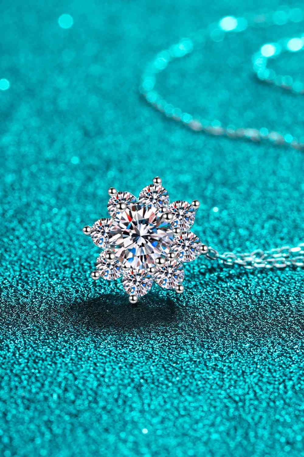 Collier pendentif en forme de fleur moissanite 1 carat