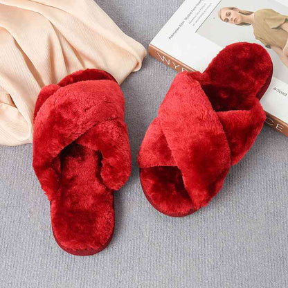 Pantuflas con tiras cruzadas de piel sintética