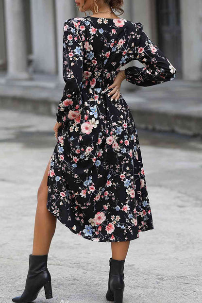 Vestido floral de manga larga con cuello sobrepelliz