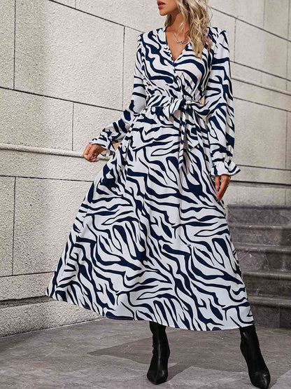 Robe à manches volantées et nouée à la taille