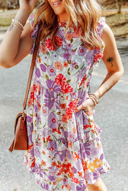 Vestido floral con volantes y capas