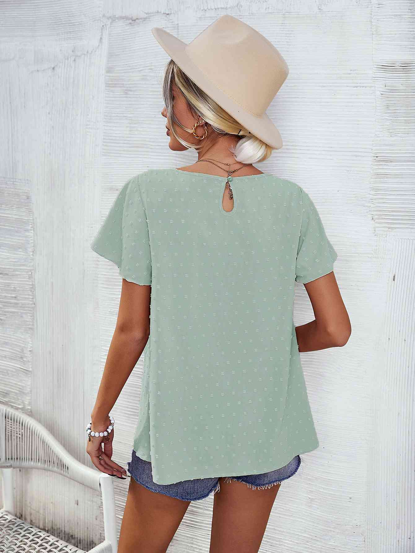 Blusa con manga acampanada y cuello redondo con lunares suizos