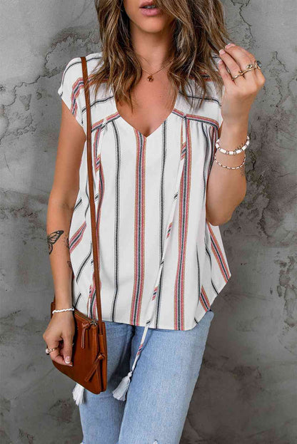 Blusa a rayas con cuello en V y borlas