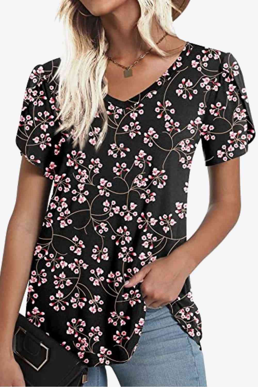 Blusa estampada con cuello en V y mangas de pétalos