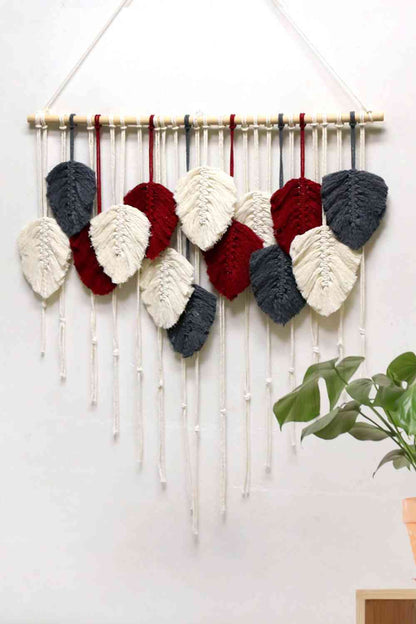 Colgante de pared de macramé de plumas tejido a mano