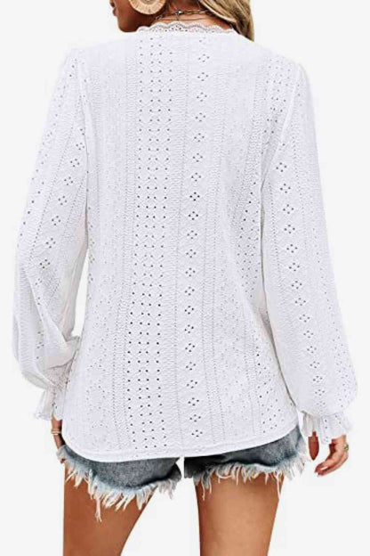 Blouse à œillets et col en V à manches volantées