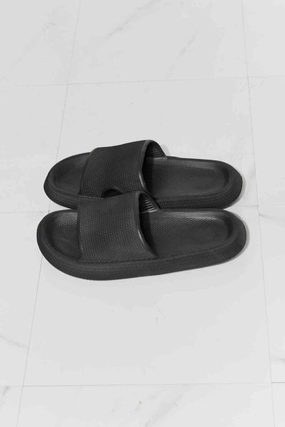 MMShoes Arms Around Me Slide à bout ouvert en noir