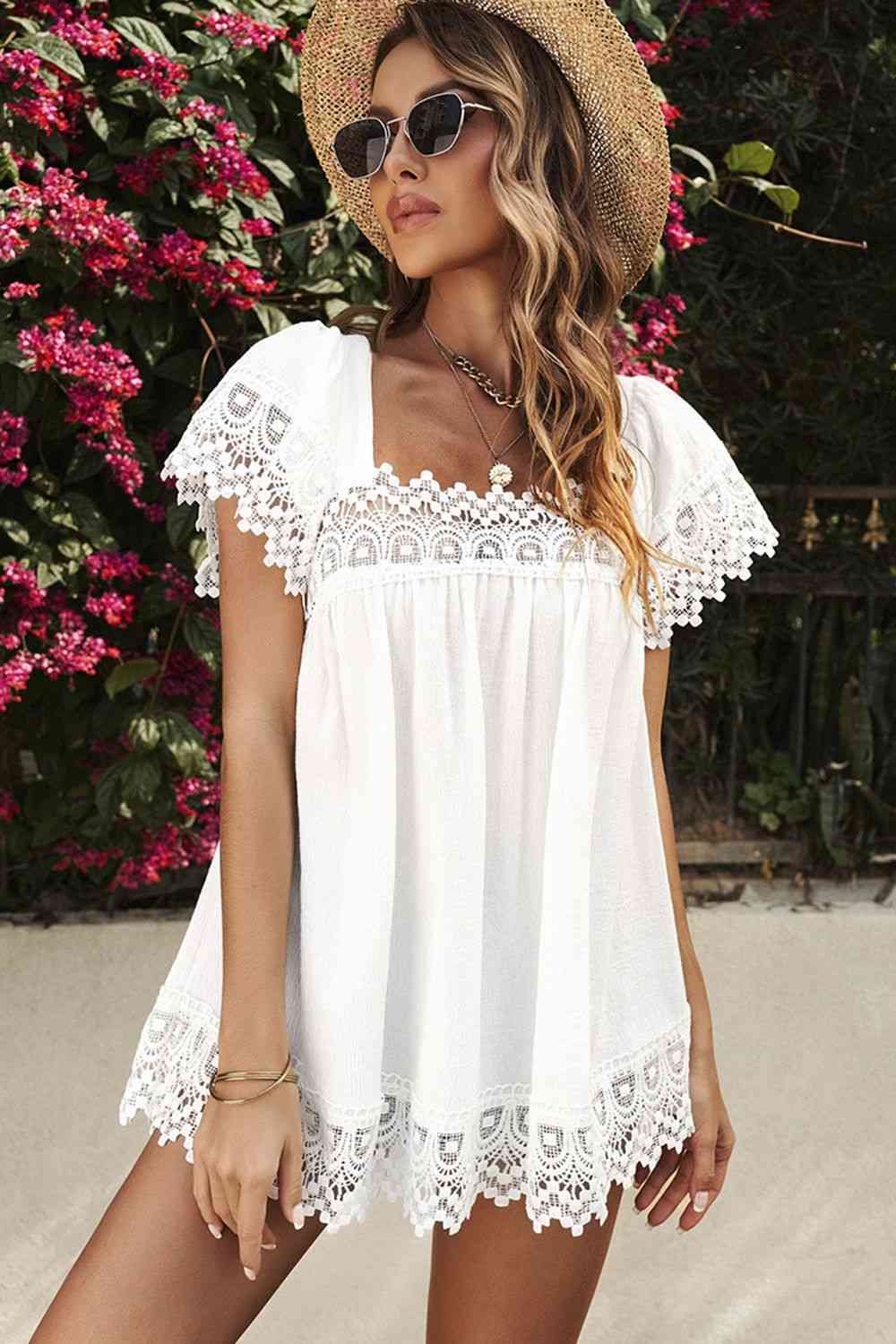 Blusa de manga corta con cuello cuadrado y detalle de encaje