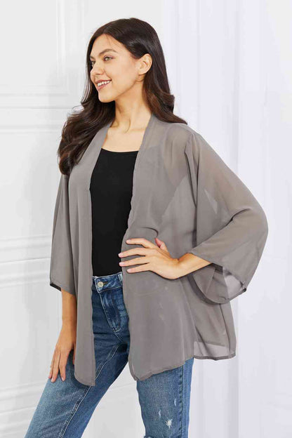 Melody Just Breathe Kimono en mousseline de soie pleine taille en gris