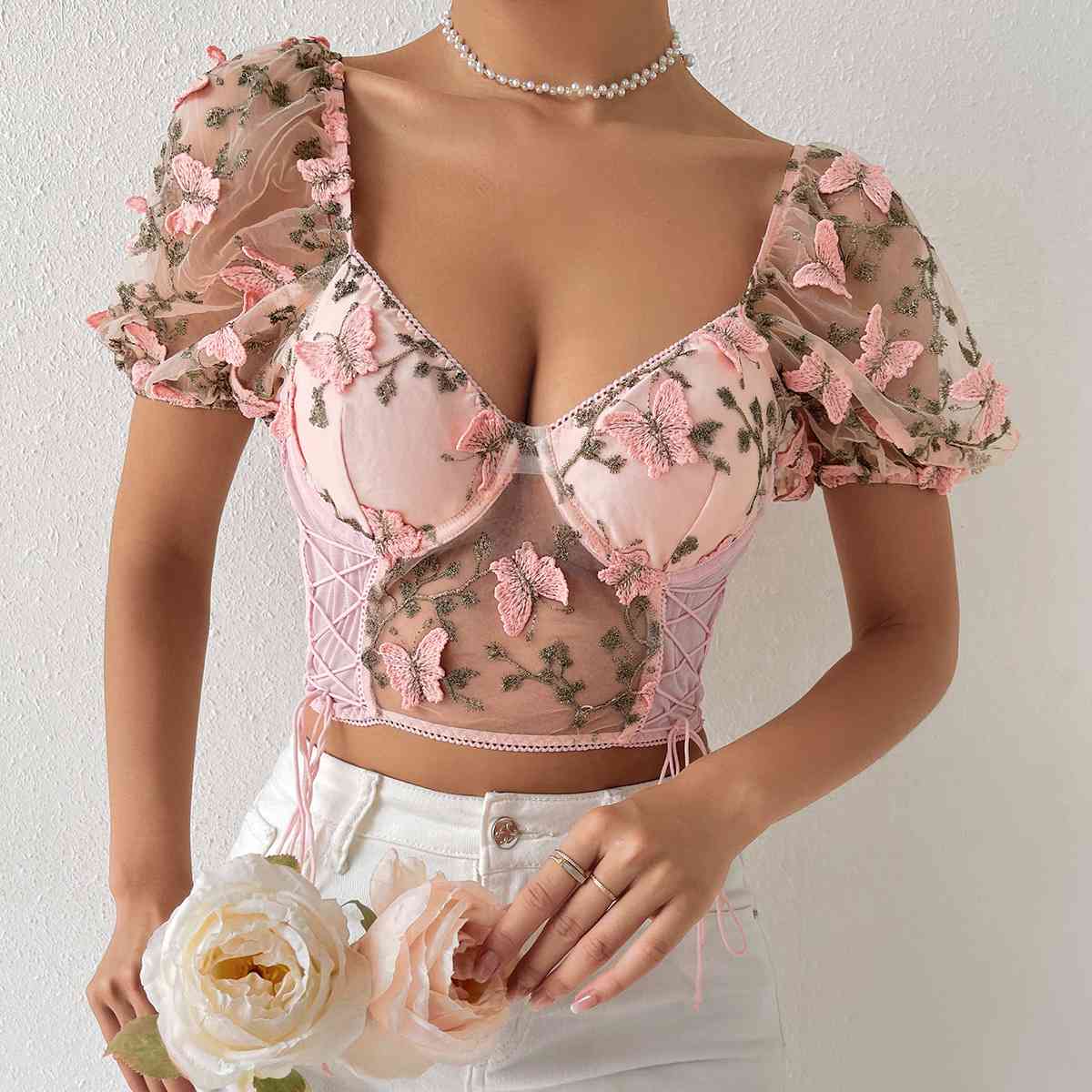 Blusa con ribete de encaje y manga corta con cuello de corazón bordado