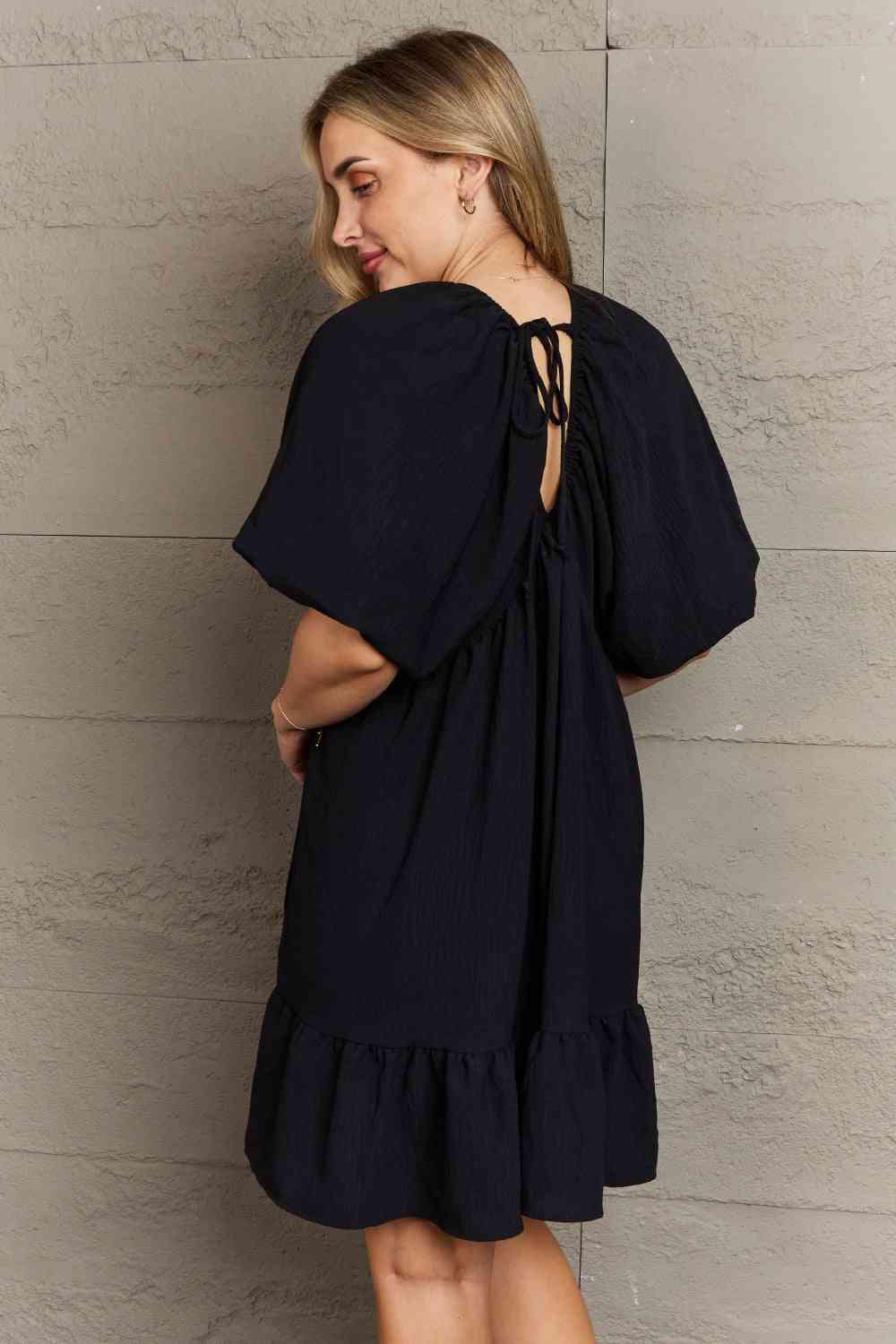 Hailey &amp; Co Mini-robe Comfort Cutie à double col en V et manches bouffantes