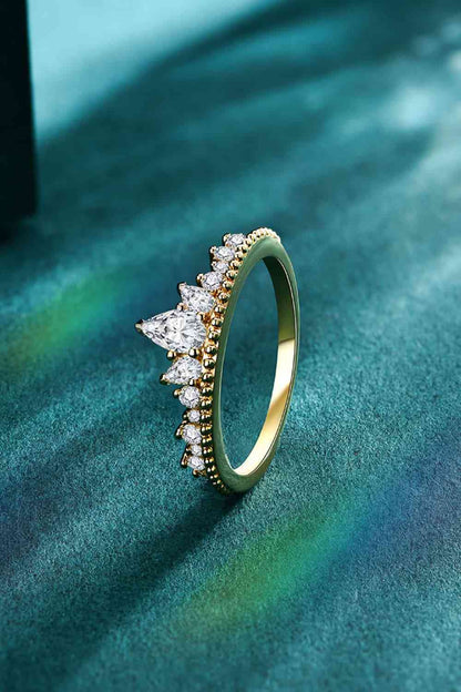 Anillo de moissanita con forma de corona