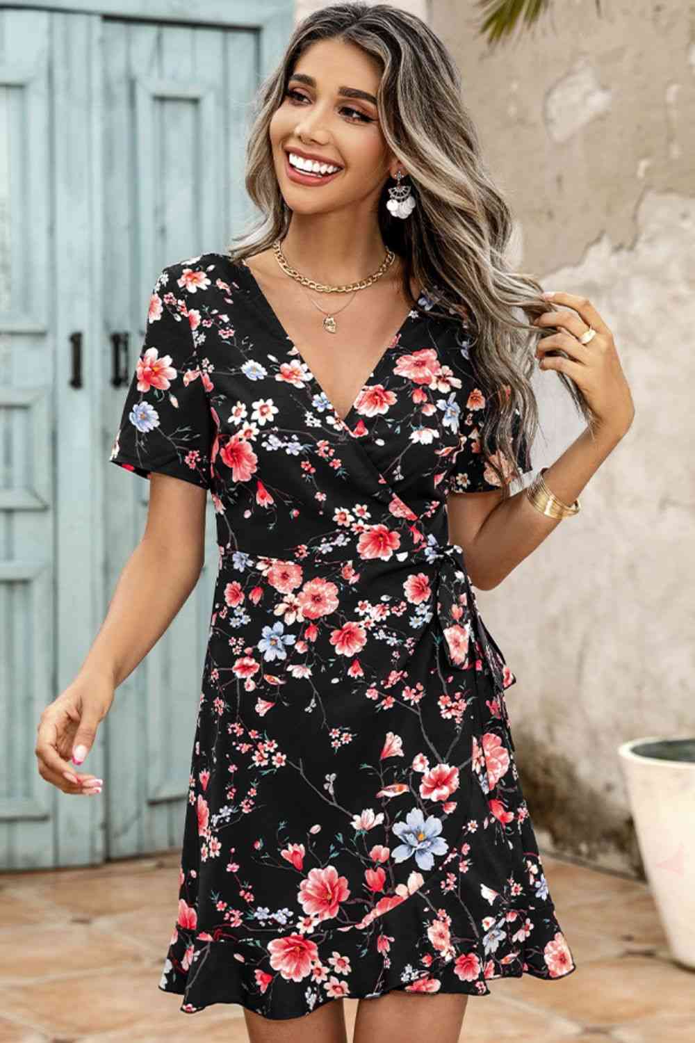 Vestido con sobrepelliz y dobladillo con volantes y lazo floral