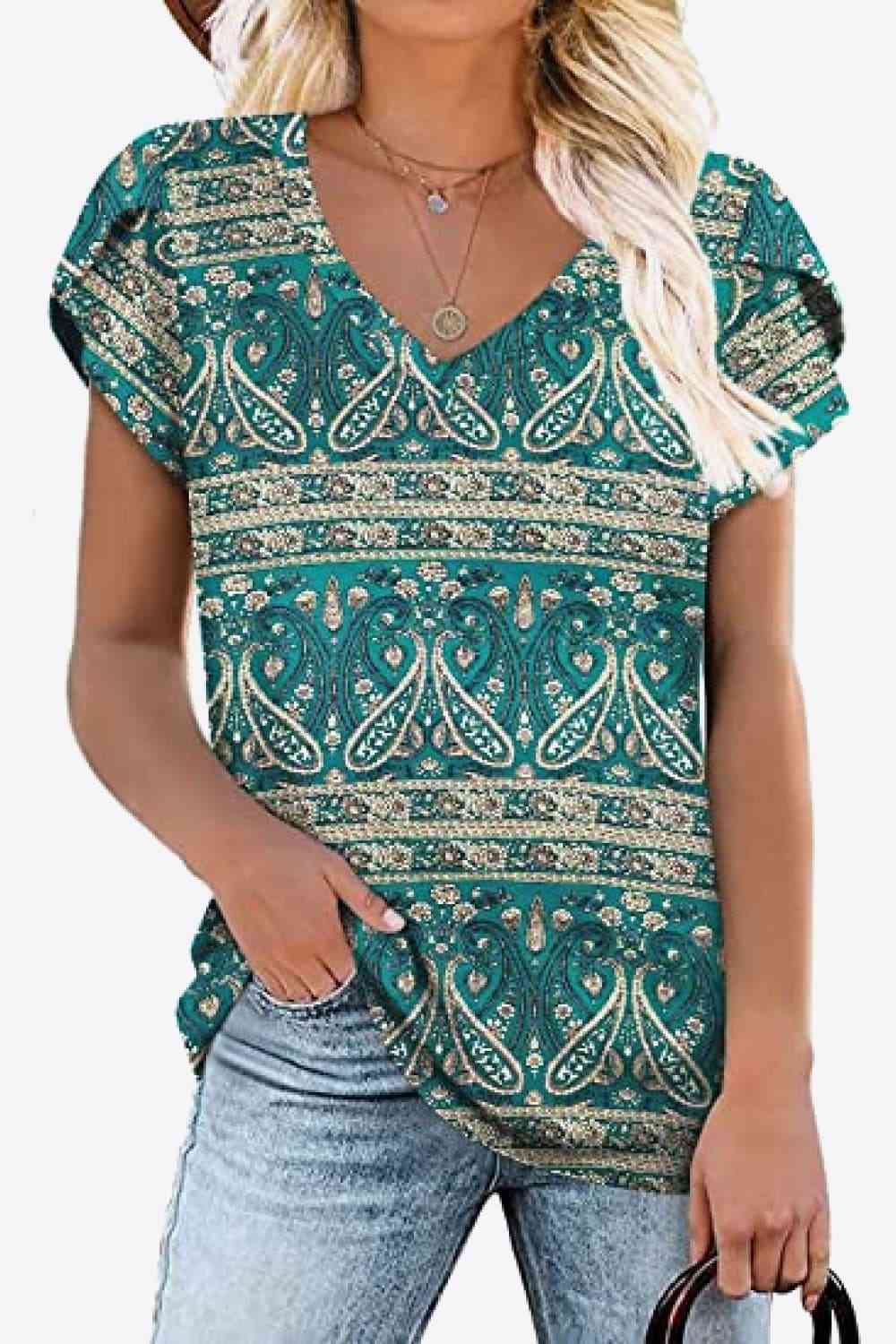 Blusa estampada con cuello en V y mangas de pétalos