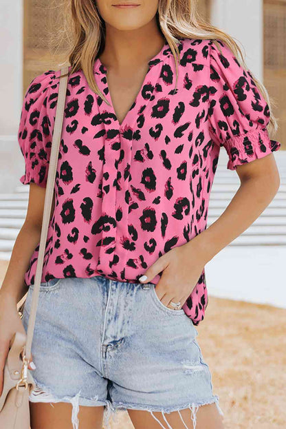 Blusa de manga corta con volante y cuello con muesca de leopardo