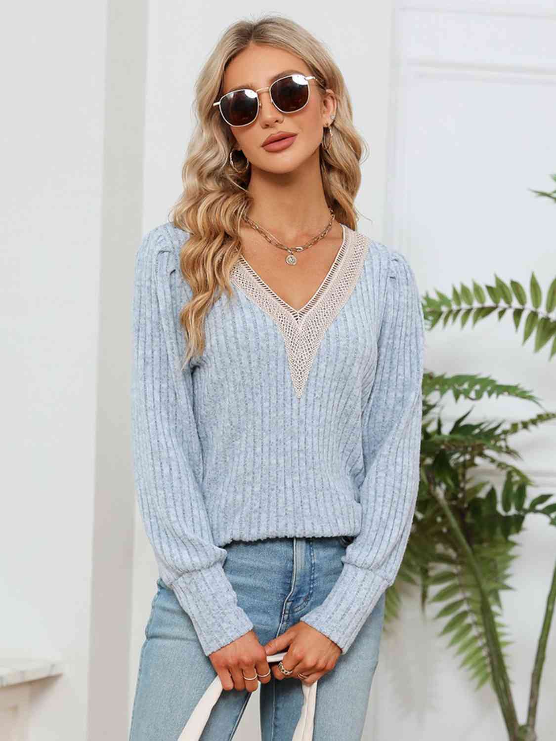 Blusa de canalé con cuello en V y detalle de encaje