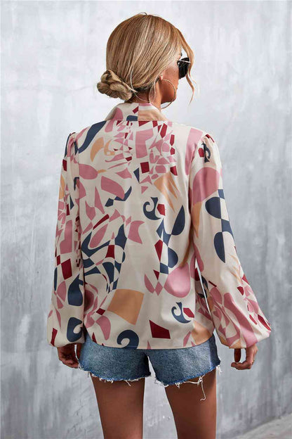 Blusa estampada con mangas abullonadas y cuello anudado