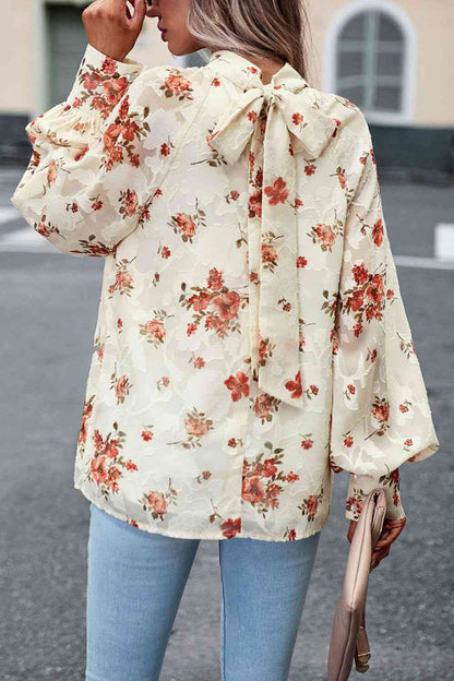 Blusa con manga farol y cuello simulado con estampado floral