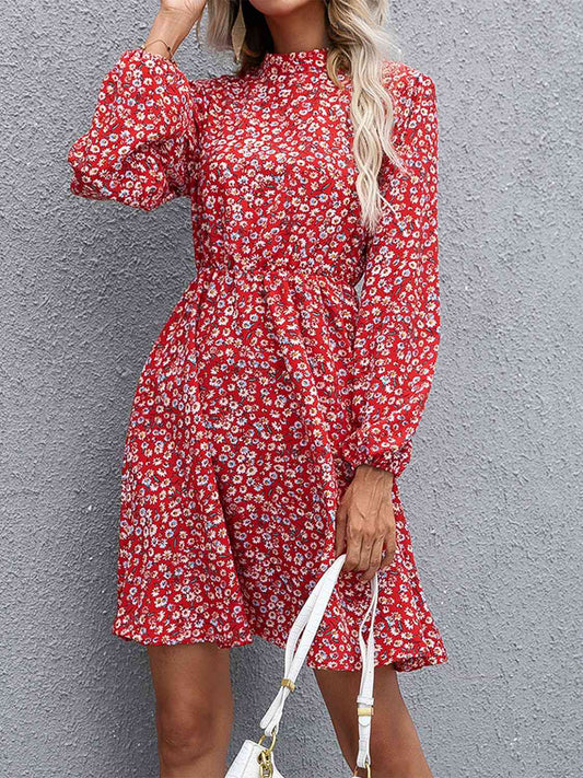 Vestido floral de manga larga con cuello simulado