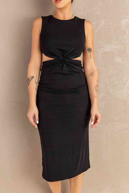 Robe midi torsadée sans manches à découpe sur le devant