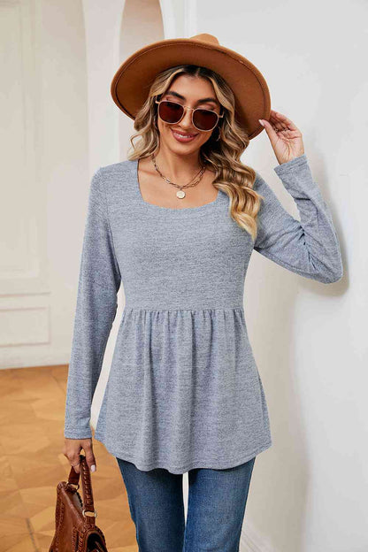 Top peplum de manga larga con cuello cuadrado