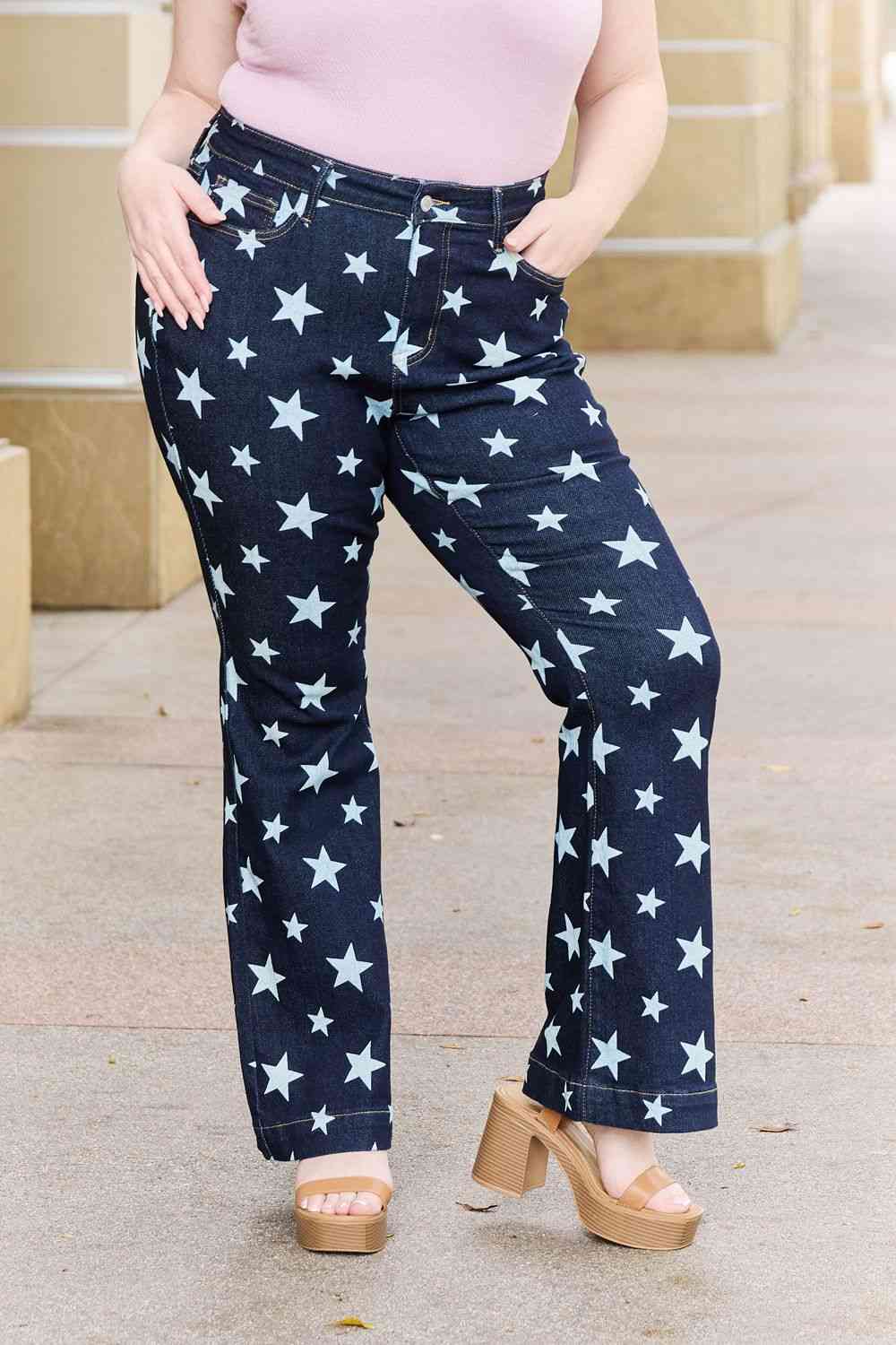 Vaqueros acampanados con estampado de estrellas y talle alto de talla grande Janelle de Judy Blue