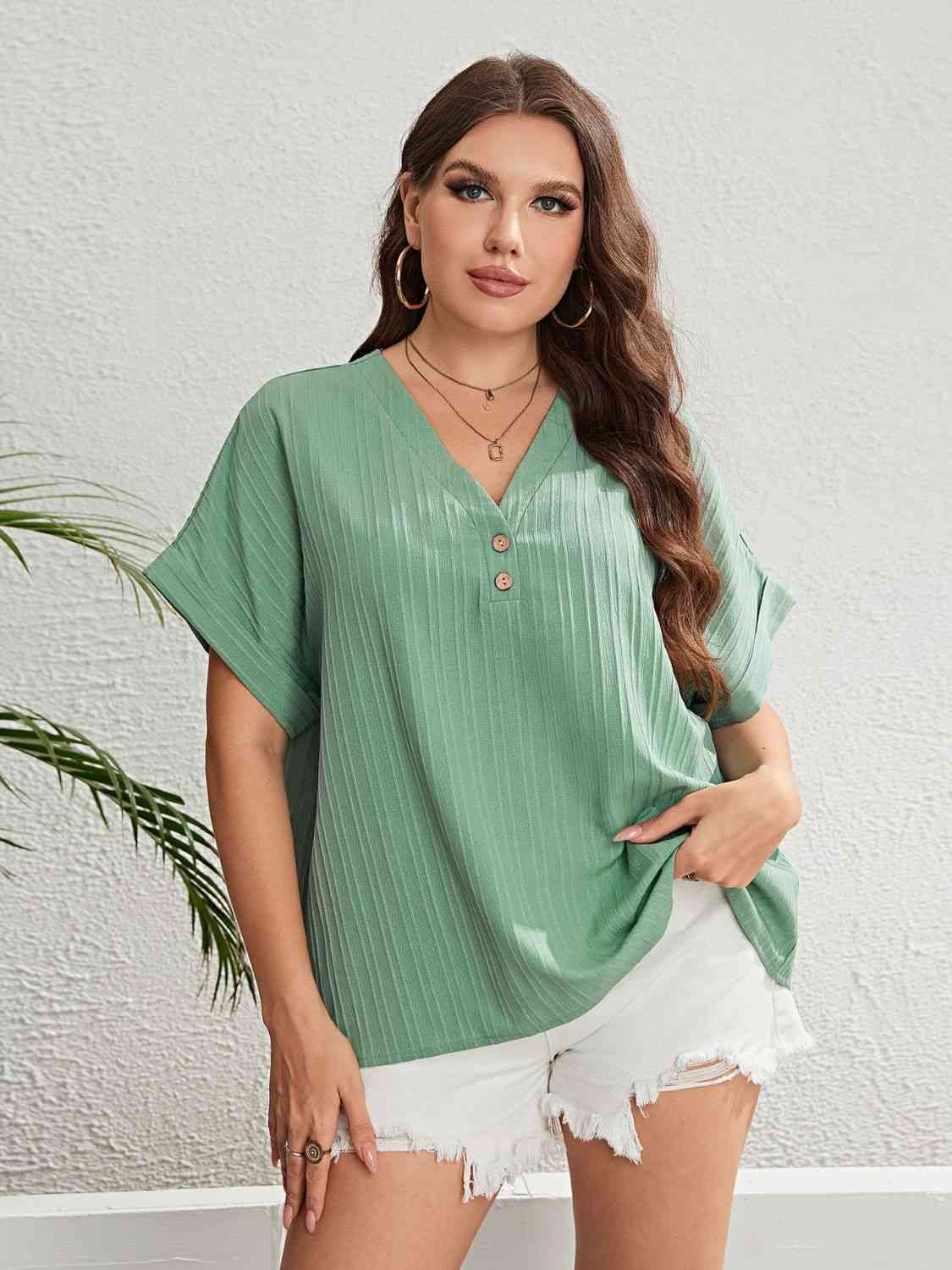 Top de manga corta con cuello en V y botones de talla grande