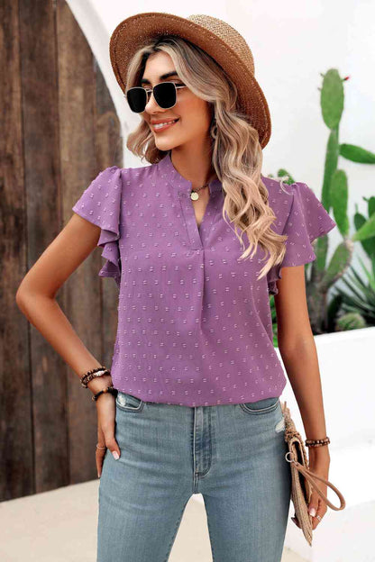 Blusa con cuello con muescas y mangas acampanadas con lunares suizos