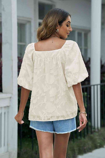 Blouse à col carré et manches bouffantes appliquées