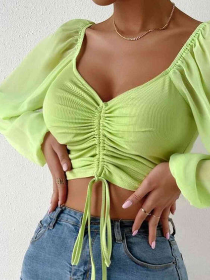 Top corto con cuello en forma de corazón y cordón