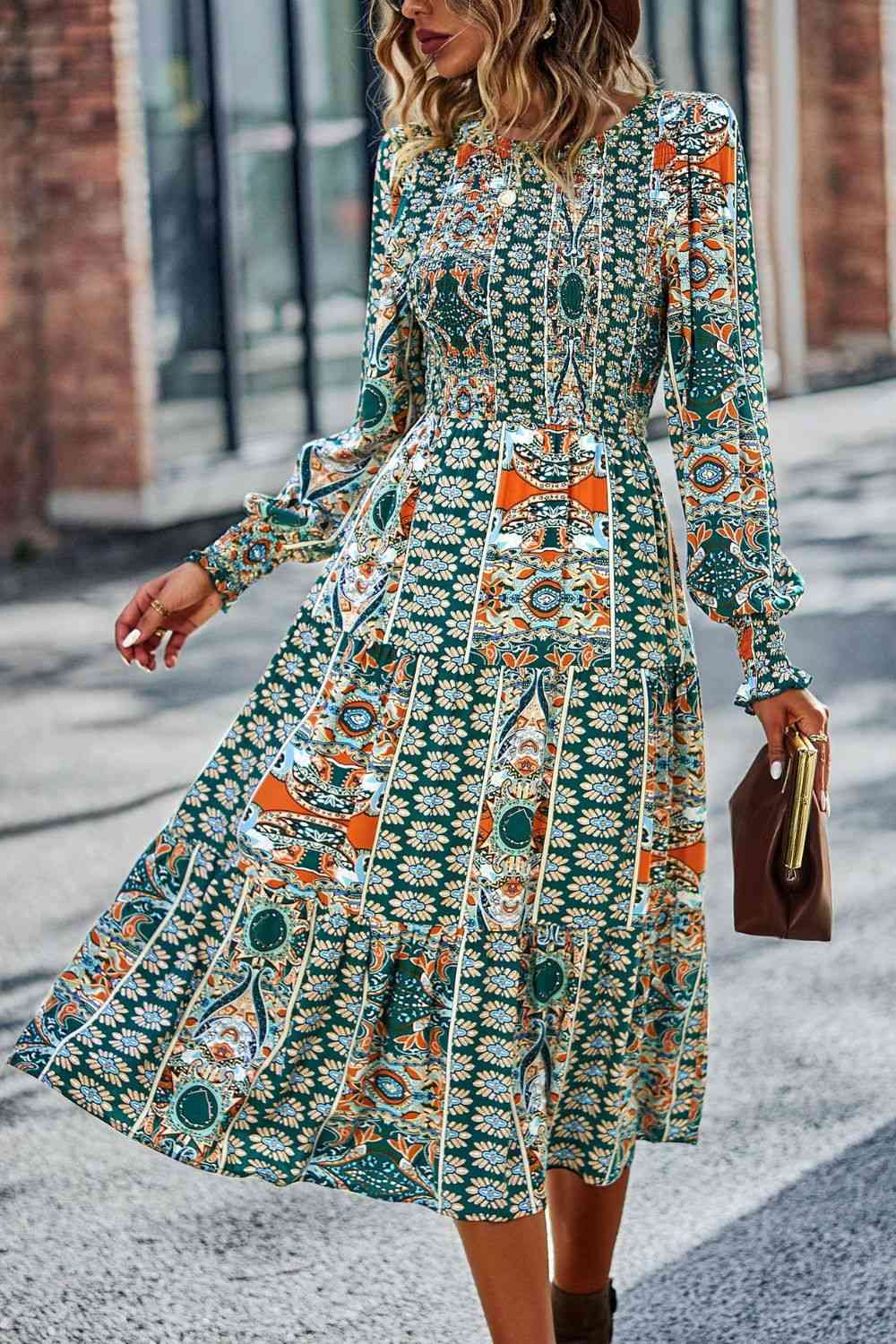 Robe midi smockée à col rond et manches lanternes