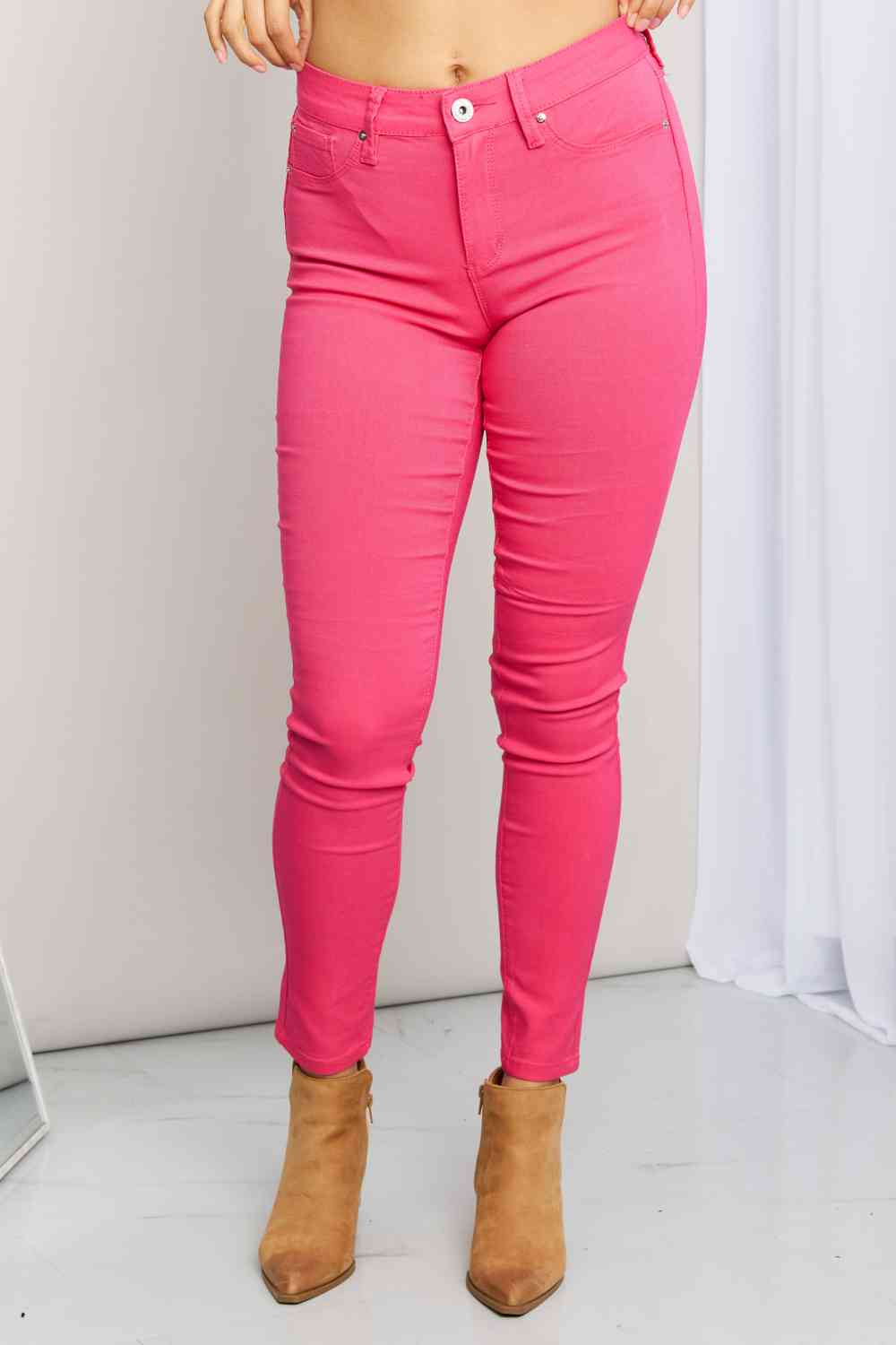 YMI Jeanswear Kate Hyper-Stretch Jeans ajustados de talle medio y tamaño completo en coral ardiente