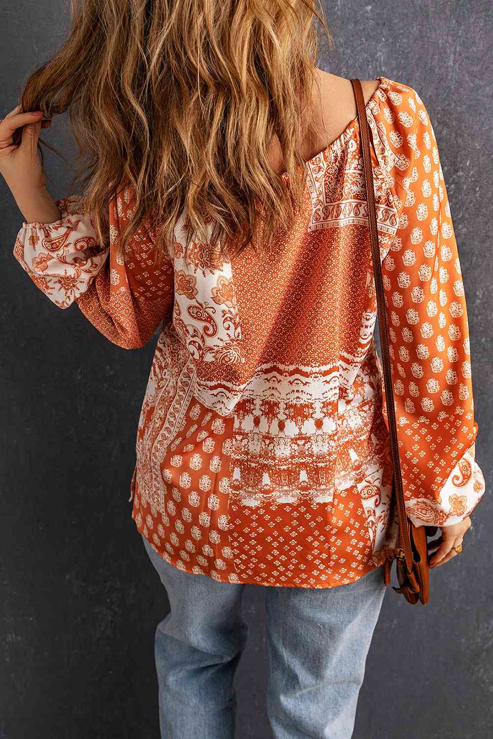 Blusa bohemia con mangas globo y cuello anudado