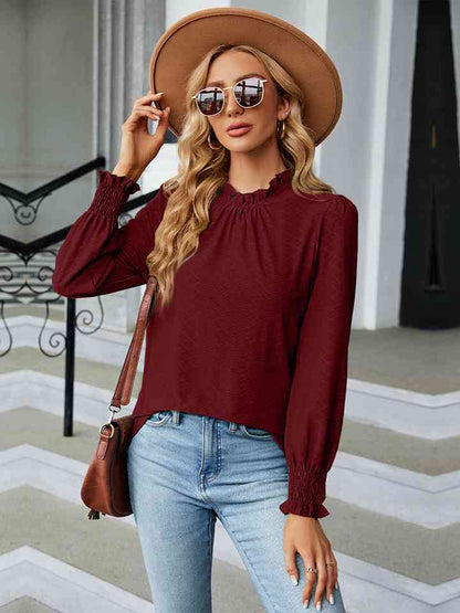 Blusa con cuello redondo y mangas con volantes