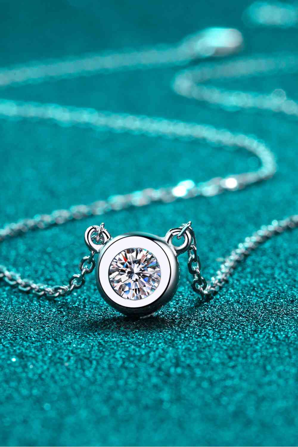 Collier chaîne à pendentif rond Moissanite