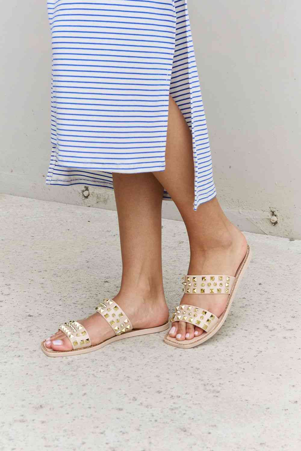 Sandalias de gelatina con tira doble y tachuelas de Forever Link