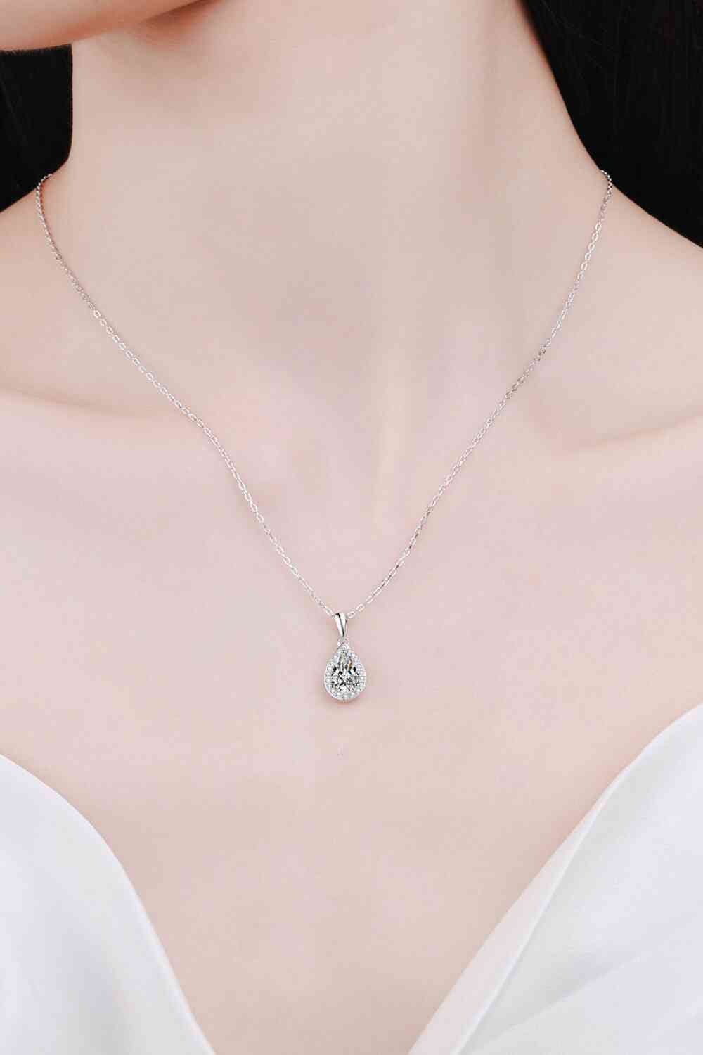 Collier pendentif en forme de larme Moissanite