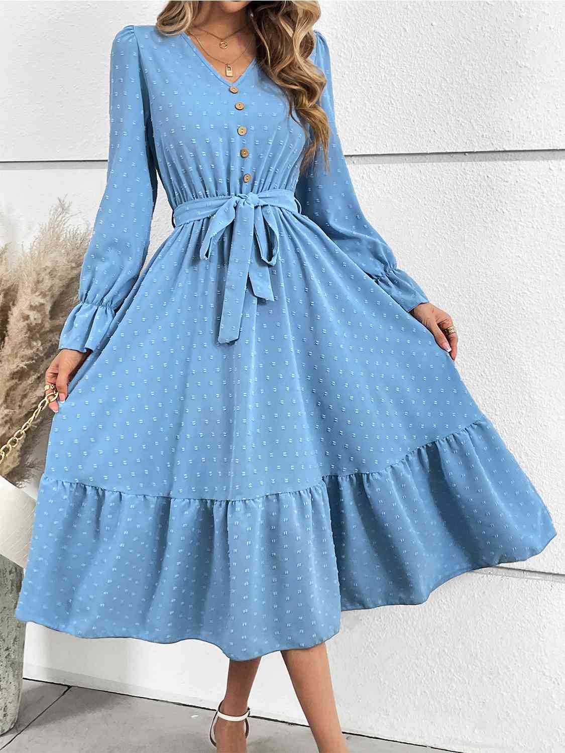 Robe à pois suisses nouée sur le devant et ourlet à volants