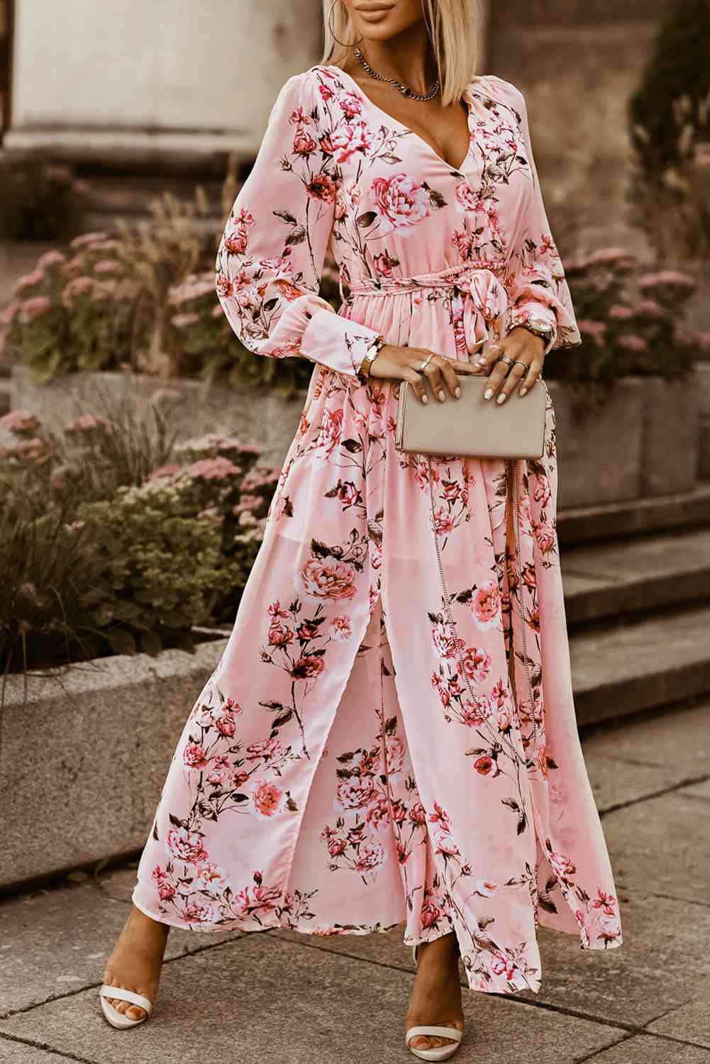 Robe longue fendue à manches évêque et ceinture à nouer florale