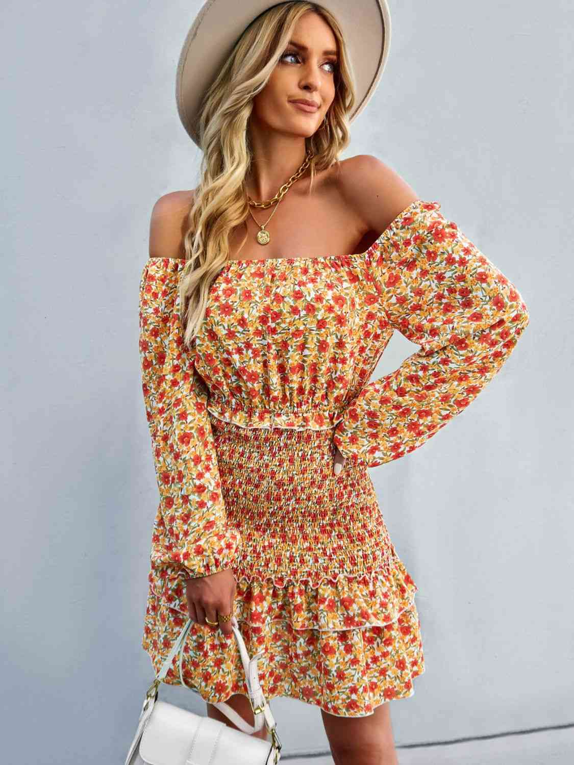 Vestido floral fruncido con hombros descubiertos y volantes