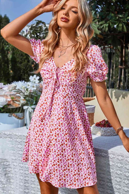 Vestido floral con mangas con volante y cordón