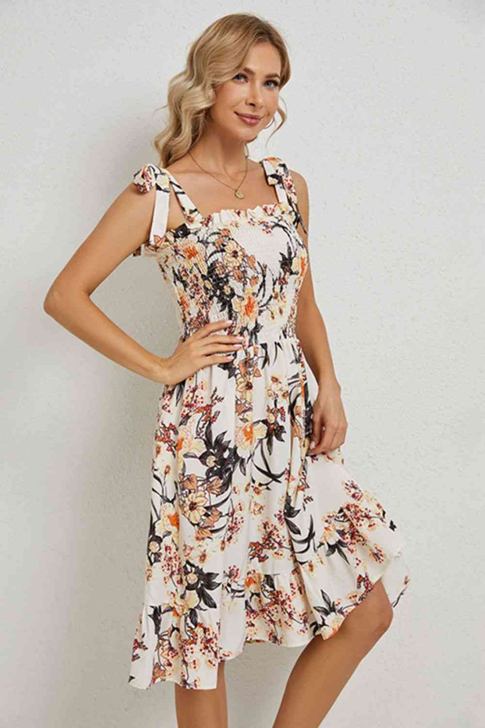 Vestido floral con hombros anudados y dobladillo con volantes