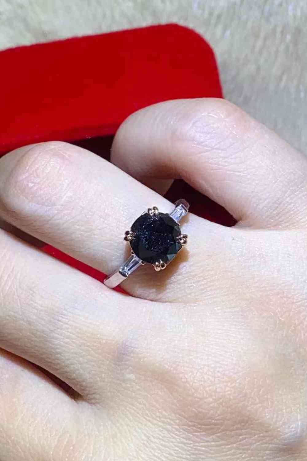 Anillo chapado en platino con moissanita negra de 2 quilates