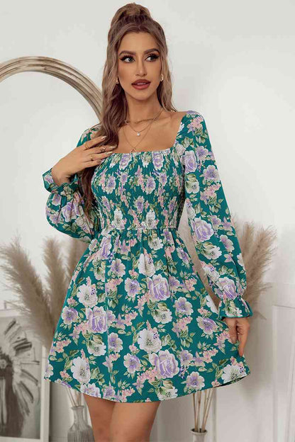 Robe florale smockée à col carré et manches volantées