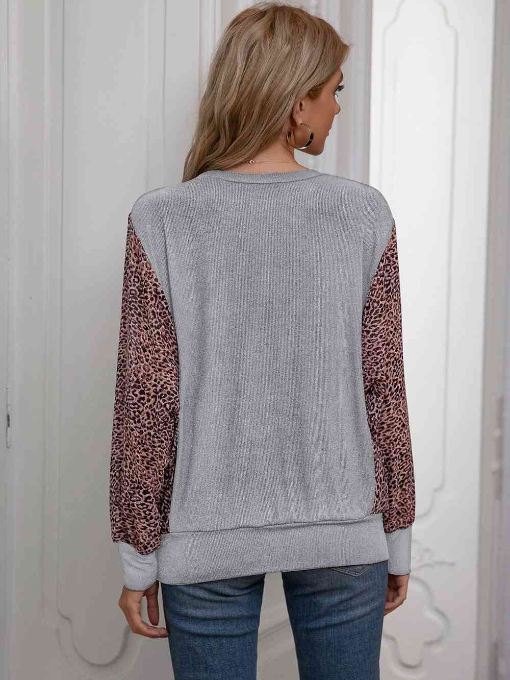 Blusa con manga dolman y cuello redondo con estampado de leopardo