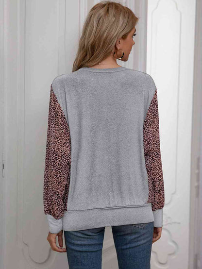 Blusa con manga dolman y cuello redondo con estampado de leopardo