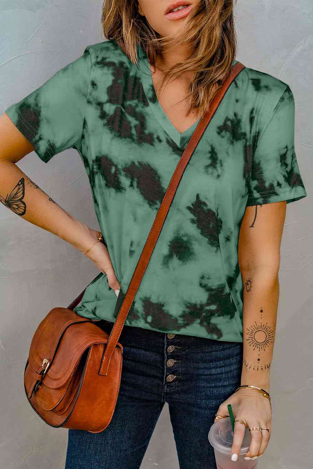 Camiseta con cuello en V y efecto tie-dye