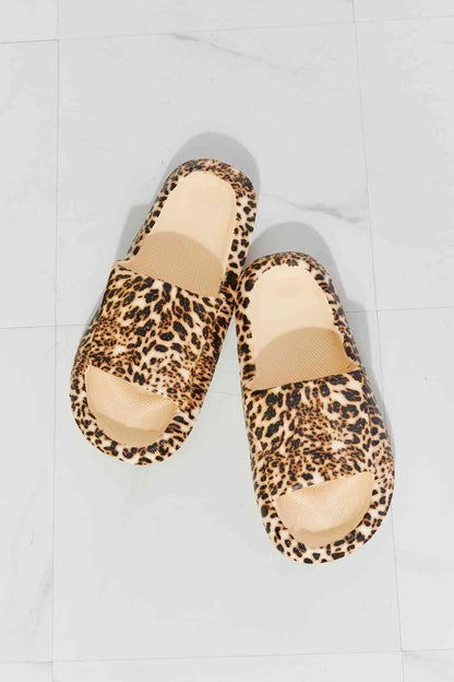 Chanclas con puntera abierta en leopardo Arms Around Me de MMShoes