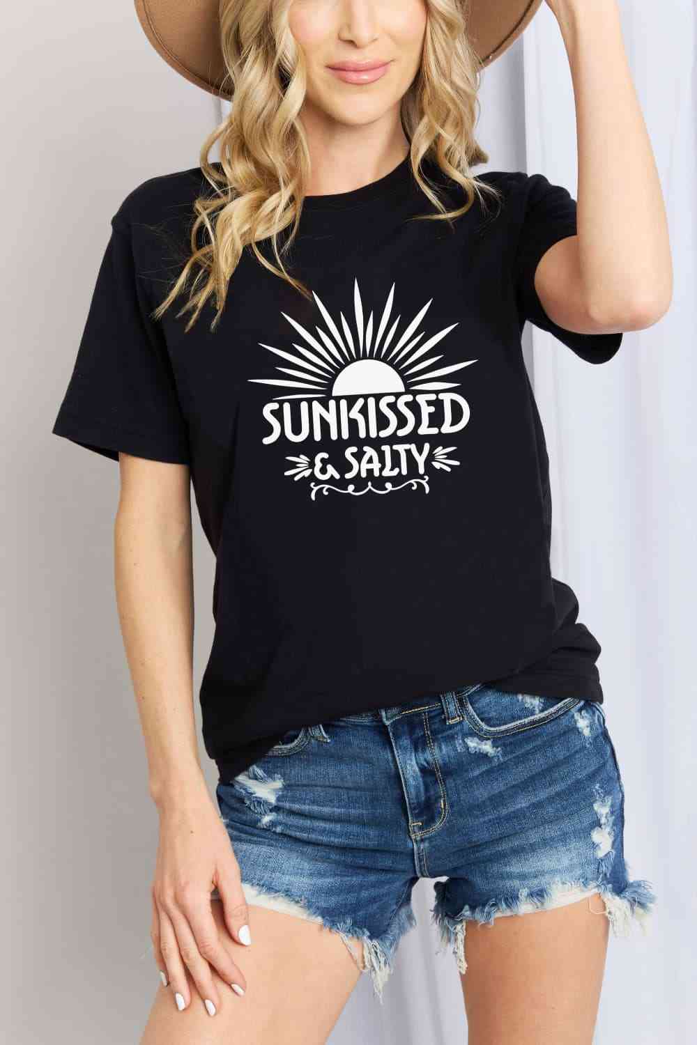 T-shirt en coton graphique Simply Love SUNKISSED &amp; SALTY